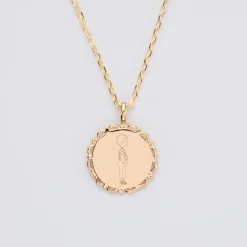 Pendentif personnalisé illustration médaille vintage dentelée gravée plaqué or 17 mm - HappyBulle x Marie Savart