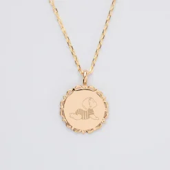 Pendentif personnalisé illustration médaille vintage dentelée gravée plaqué or 17 mm - HappyBulle x Marie Savart