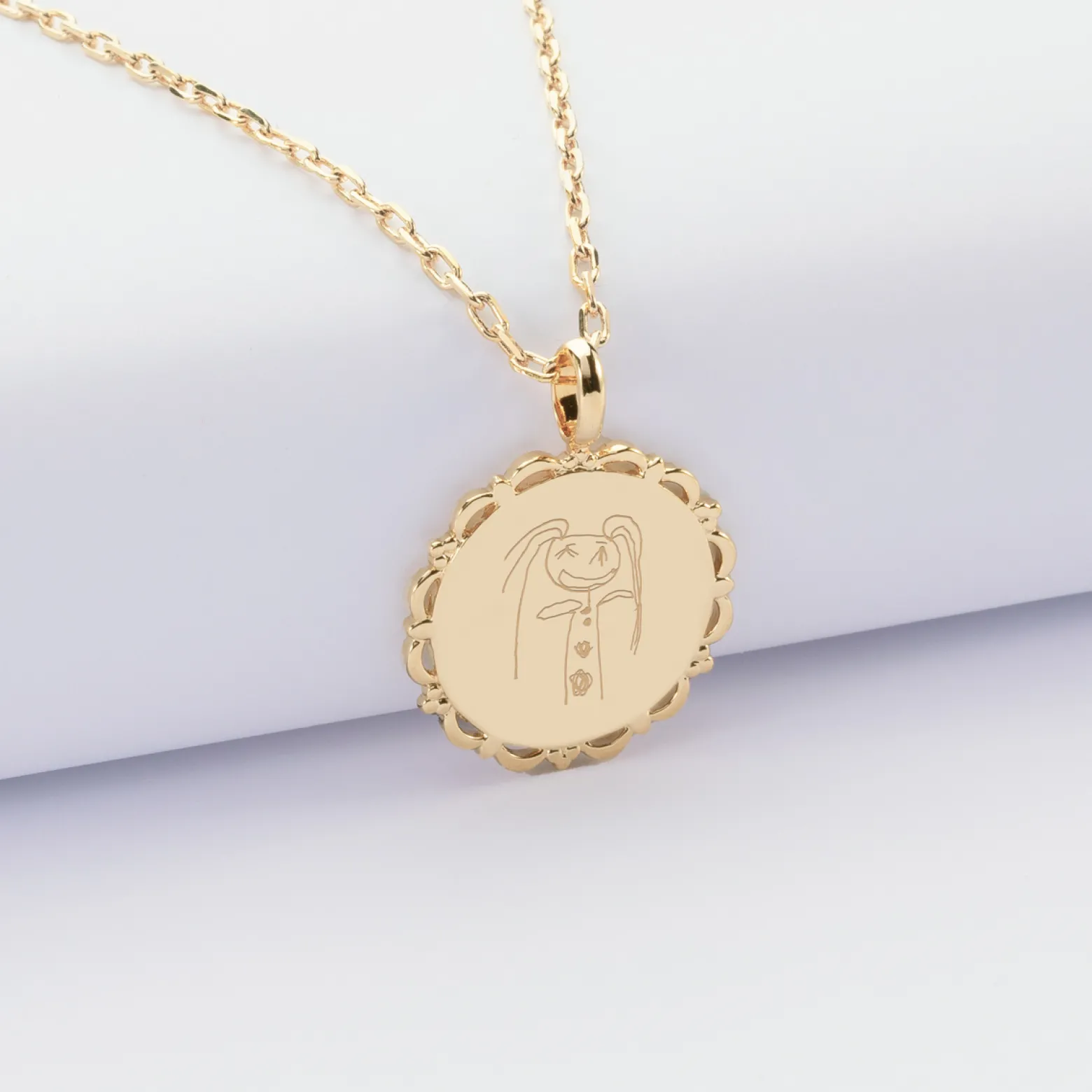 Pendentif personnalisé illustration médaille vintage dentelée gravée plaqué or 17 mm - HappyBulle x Marie Savart