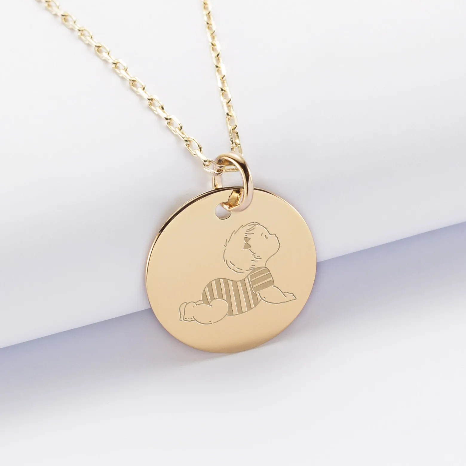 Pendentif personnalisé illustration médaille gravée plaqué or 19 mm - HappyBulle x Marie Savart