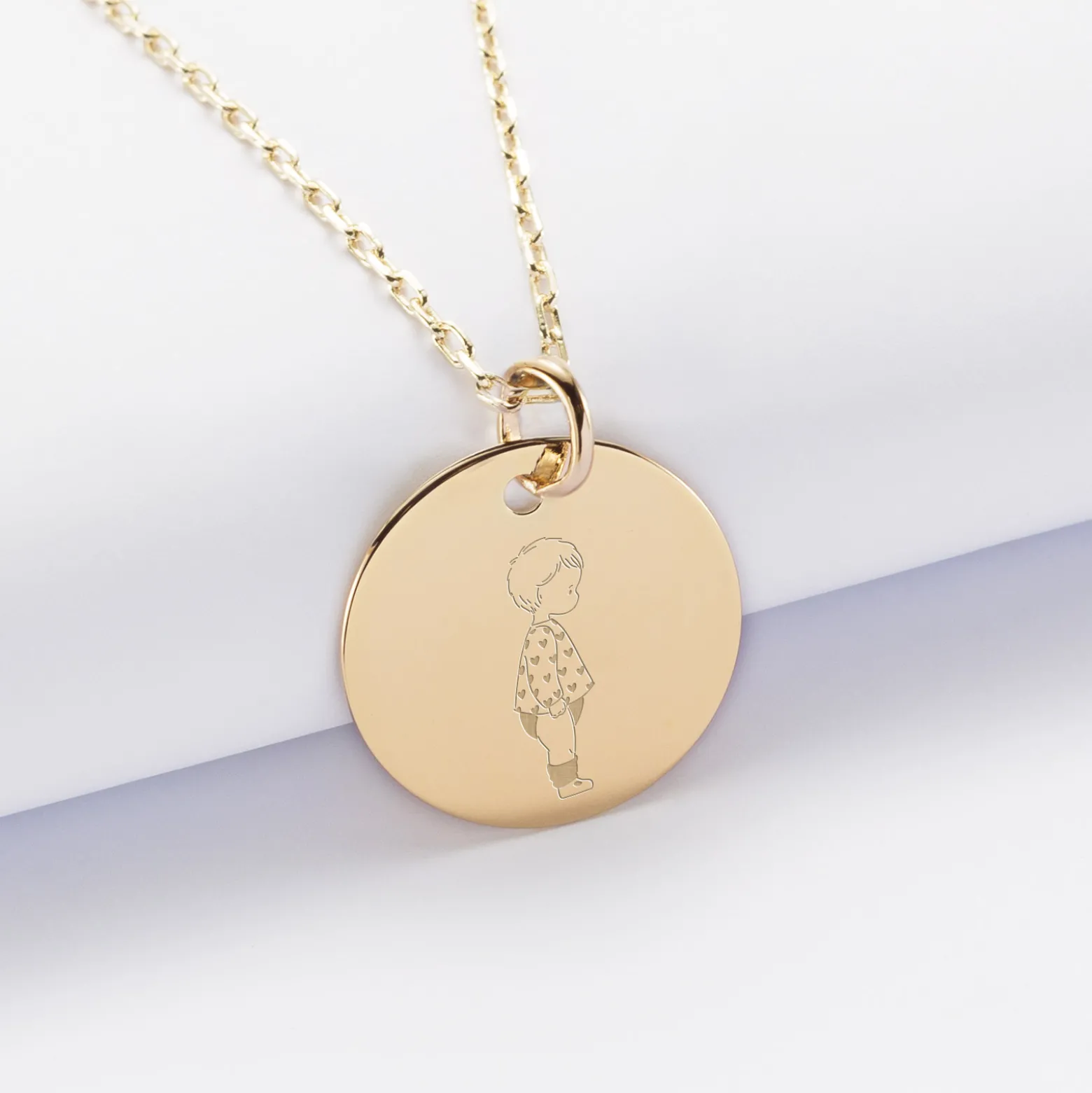 Pendentif personnalisé illustration médaille gravée plaqué or 19 mm - HappyBulle x Marie Savart