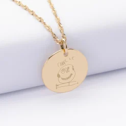 Pendentif personnalisé illustration médaille gravée plaqué or 19 mm - HappyBulle x Marie Savart