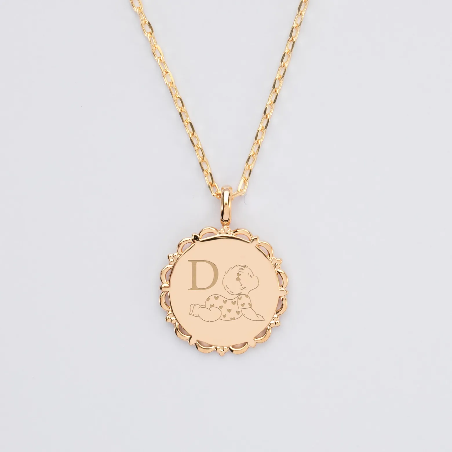Pendentif personnalisé initiale médaille vintage dentelée gravée plaqué or 17 mm - HappyBulle x Marie Savart