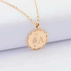 Pendentif personnalisé initiale médaille vintage dentelée gravée plaqué or 17 mm - HappyBulle x Marie Savart