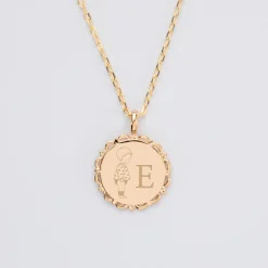 Pendentif personnalisé initiale médaille vintage dentelée gravée plaqué or 17 mm - HappyBulle x Marie Savart