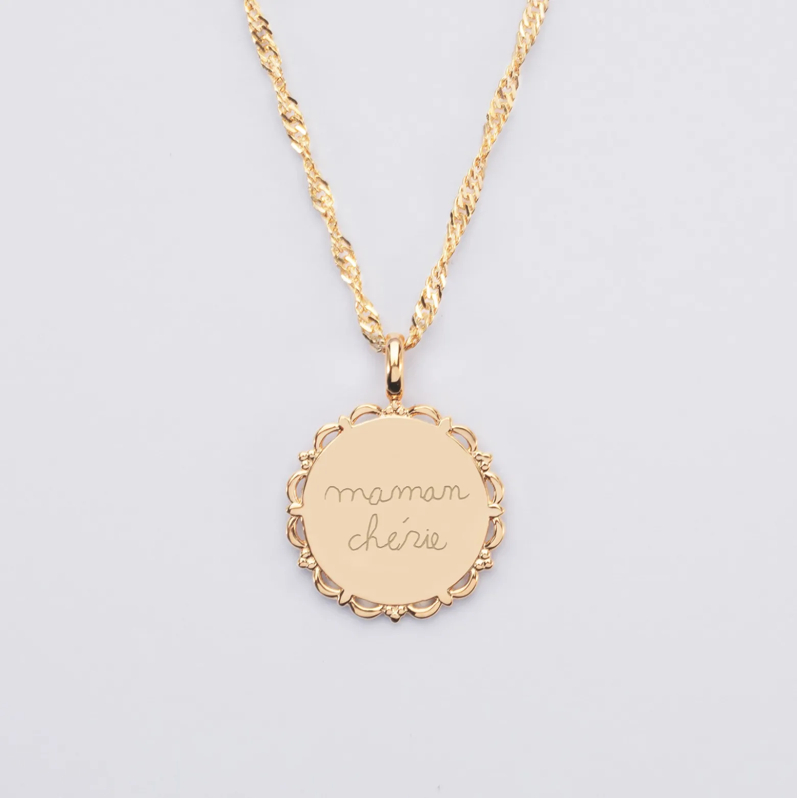Pendentif personnalisé initiale médaille vintage dentelée gravée plaqué or 17 mm - HappyBulle x Marie Savart