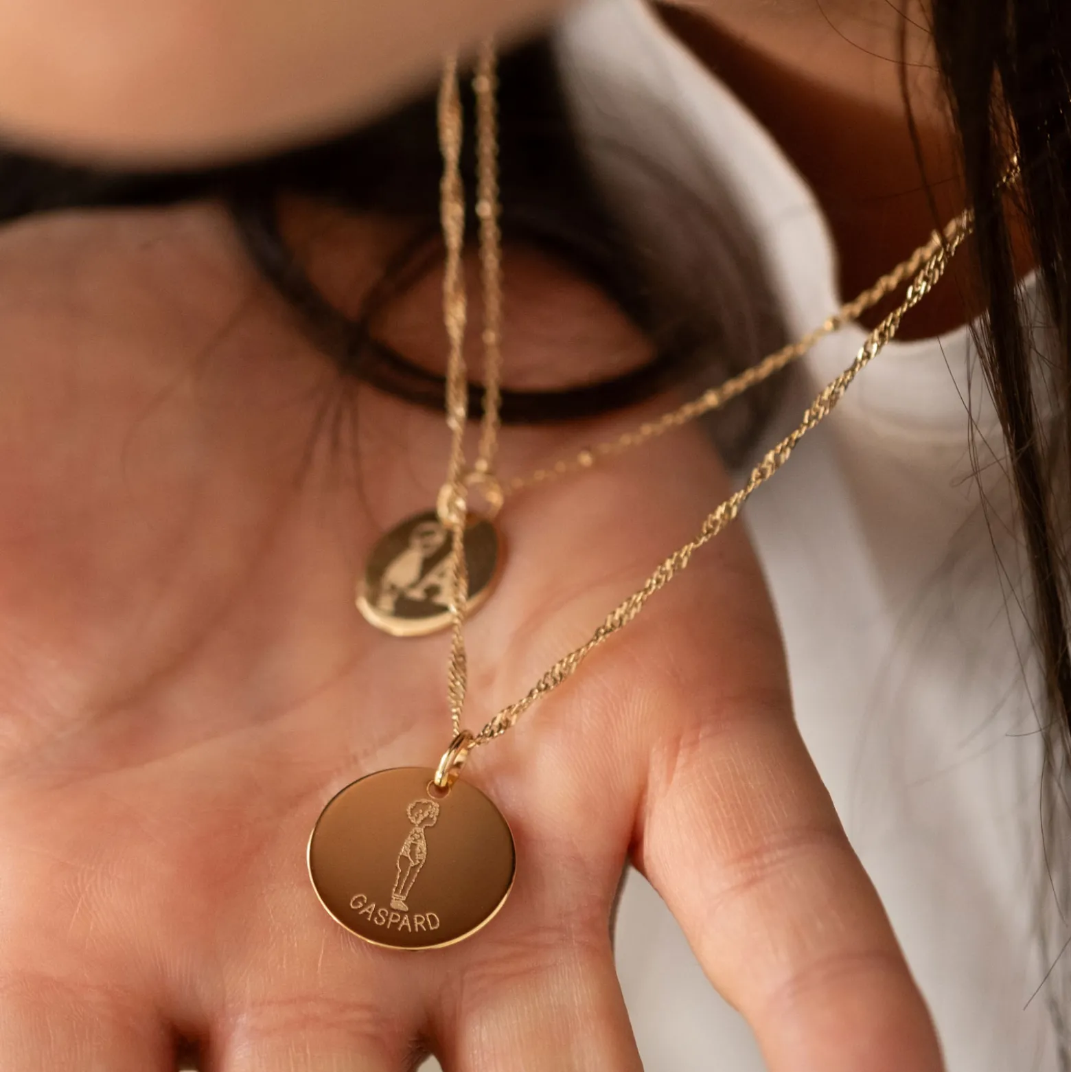 Pendentif personnalisé initiale médaille gravée plaqué or 19 mm - HappyBulle x Marie Savart