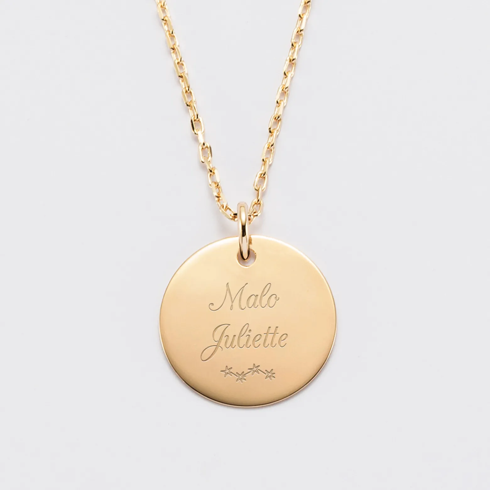 Pendentif personnalisé initiale médaille gravée plaqué or 19 mm - HappyBulle x Marie Savart