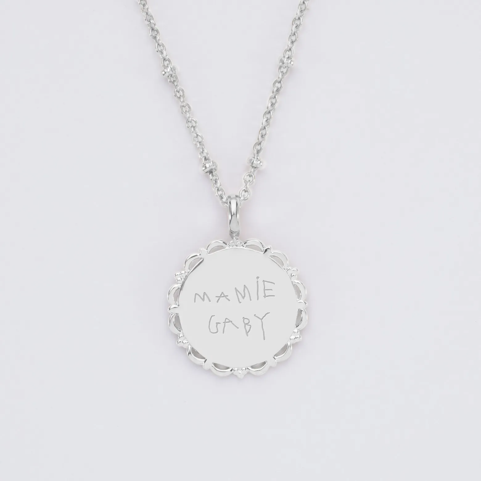 Pendentif personnalisé initiale médaille vintage dentelée gravée argent 17 mm - HappyBulle x Marie Savart
