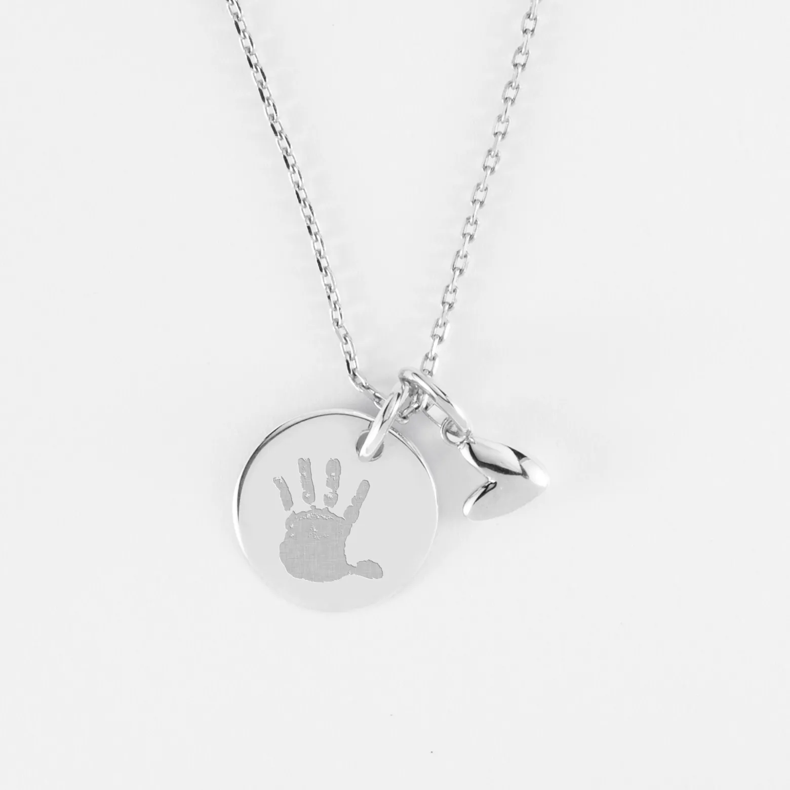 Pendentif personnalisé médaille gravée argent 15 mm et breloque petit coeur bombé 7 mm - HappyBulle x Atelier Wagram