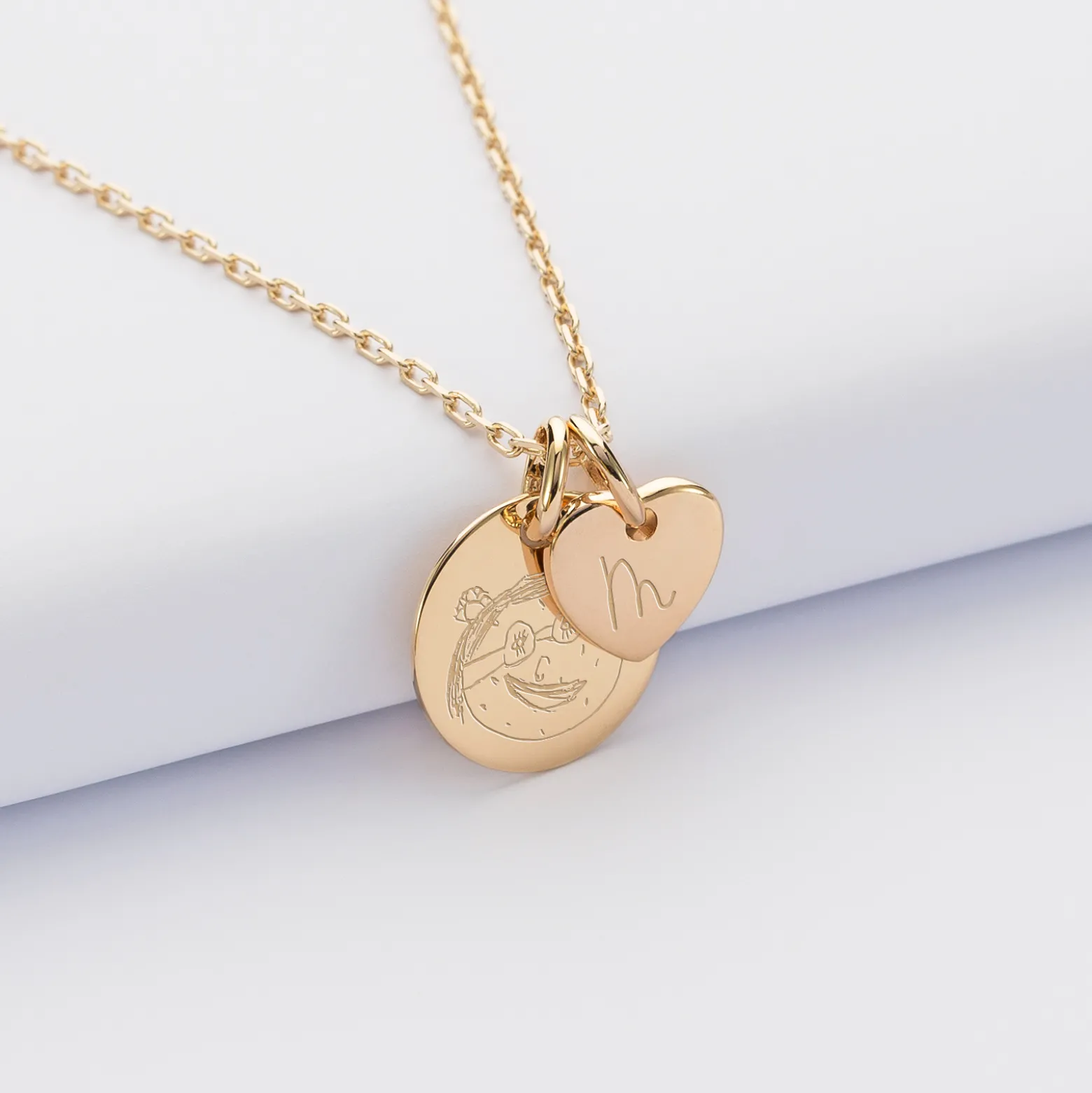 Pendentif personnalisé médaille gravée plaqué or 15 mm et breloque coeur 10 mm