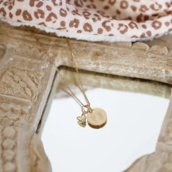 Pendentif personnalisé médaille gravée plaqué or 15 mm et breloque petit coeur bombé 7 mm - HappyBulle x Atelier Wagram