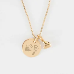 Pendentif personnalisé médaille gravée plaqué or 15 mm et breloque petit coeur bombé 7 mm - HappyBulle x Atelier Wagram