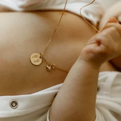 Pendentif personnalisé médaille gravée plaqué or 15 mm et breloque petit coeur bombé 7 mm - HappyBulle x Atelier Wagram