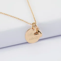 Pendentif personnalisé médaille gravée plaqué or 15 mm et breloque petit coeur bombé 7 mm - HappyBulle x Atelier Wagram