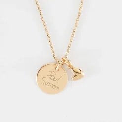 Pendentif personnalisé médaille gravée plaqué or 15 mm et breloque petit coeur bombé 7 mm - HappyBulle x Atelier Wagram
