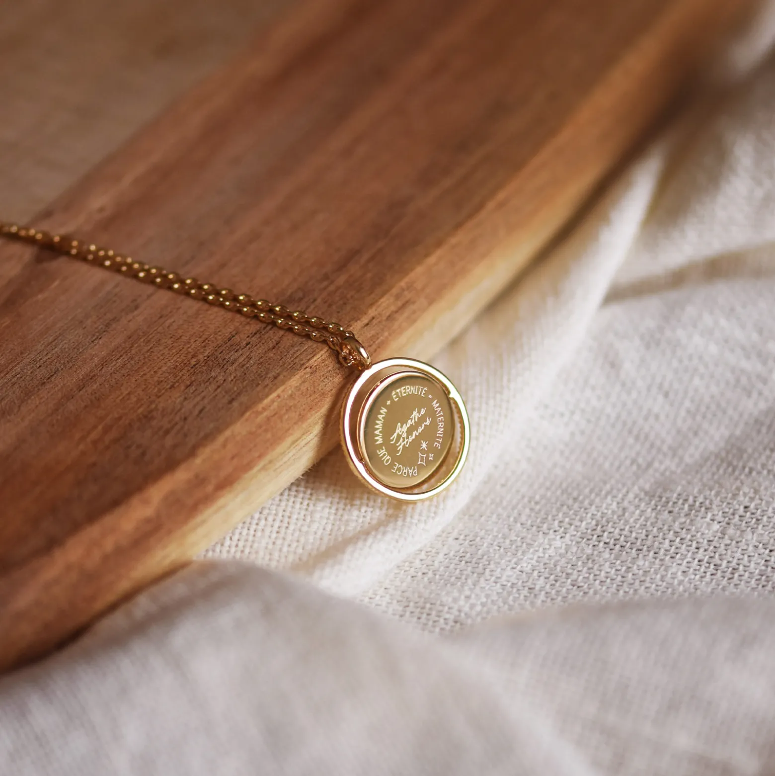 Pendentif personnalisé médaille réversible Eternelle gravée plaqué or 18 mm - HappyBulle x Capucine