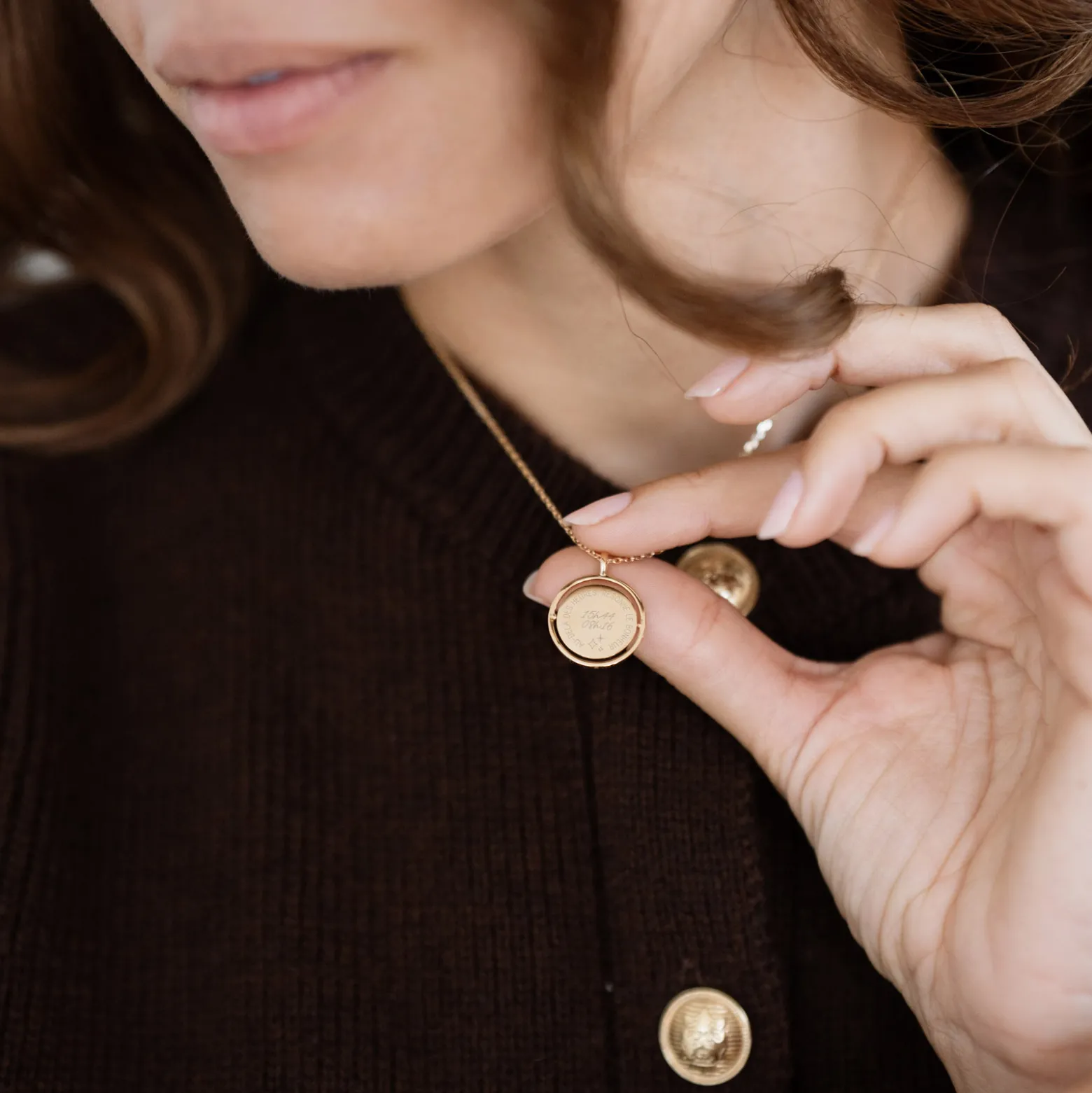 Pendentif personnalisé médaille réversible Eternelle gravée plaqué or 18 mm - HappyBulle x Capucine