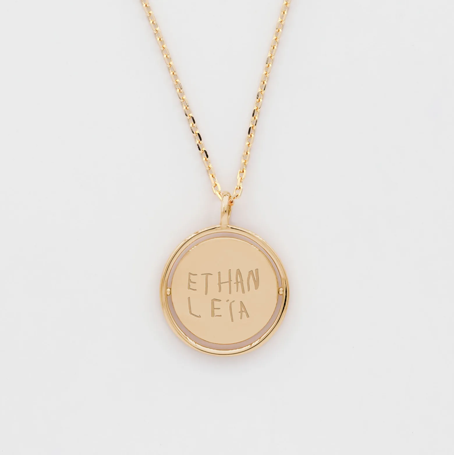 Pendentif personnalisé médaille réversible Eternelle gravée plaqué or 18 mm - HappyBulle x Capucine