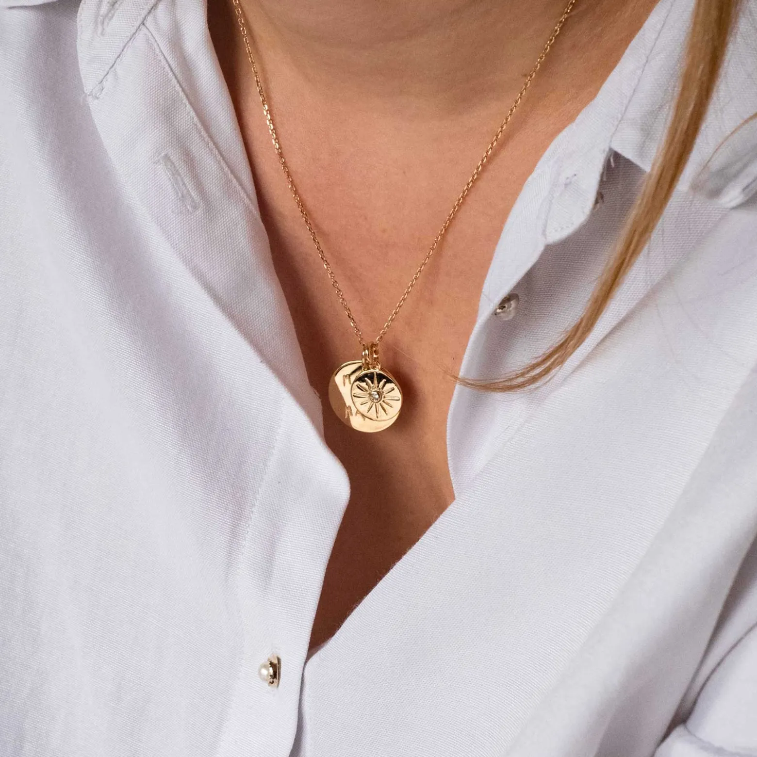 Pendentif personnalisé médaille gravée plaqué or 19 mm et breloque soleil scintillant 14 mm