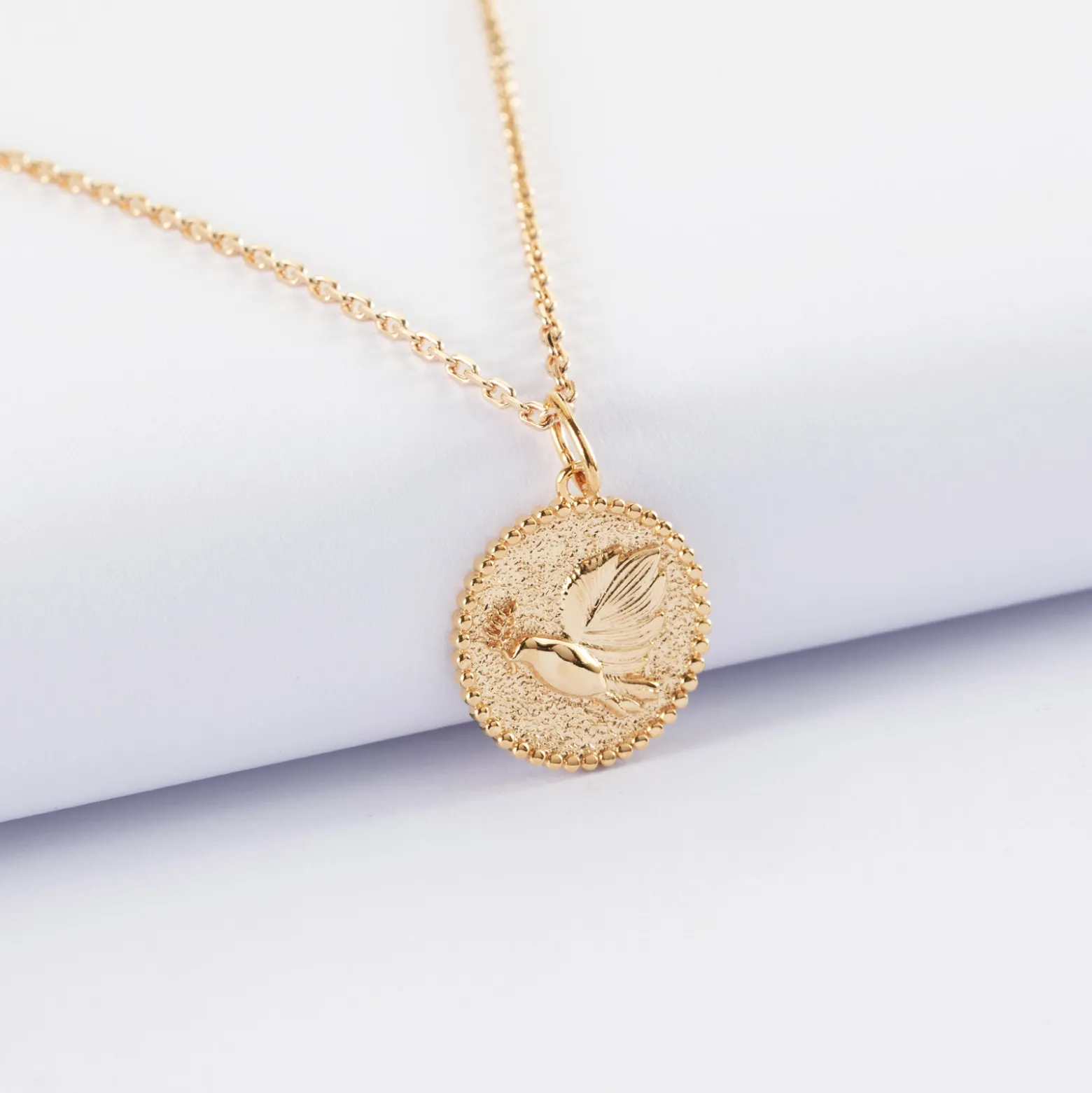 Pendentif personnalisé médaille gravée plaqué or colombe texturée 14 mm