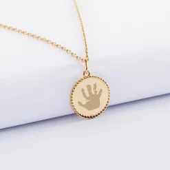Pendentif personnalisé médaille gravée plaqué or colombe texturée 14 mm