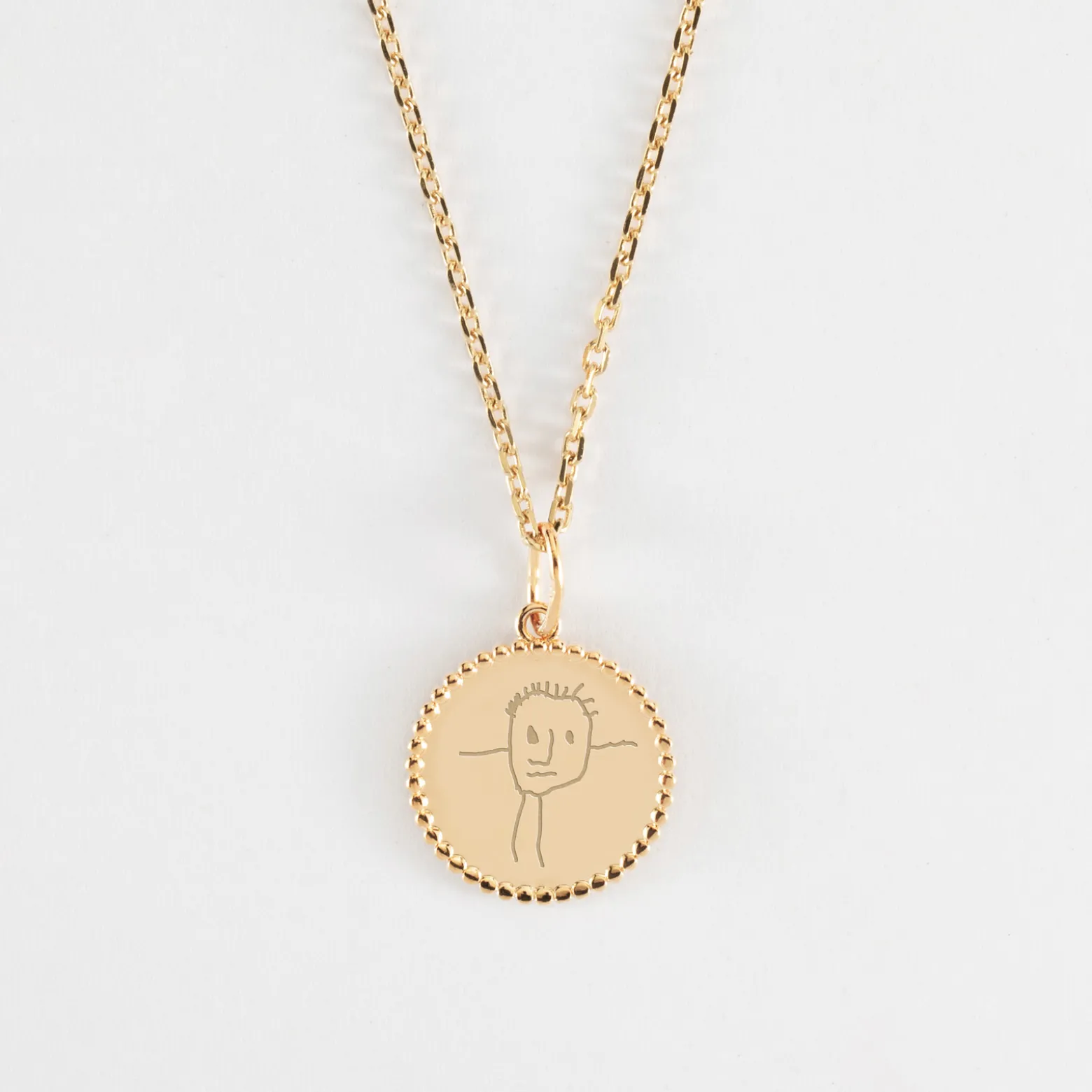 Pendentif personnalisé médaille gravée plaqué or colombe texturée 14 mm