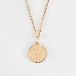 Pendentif personnalisé médaille gravée plaqué or colombe texturée 14 mm
