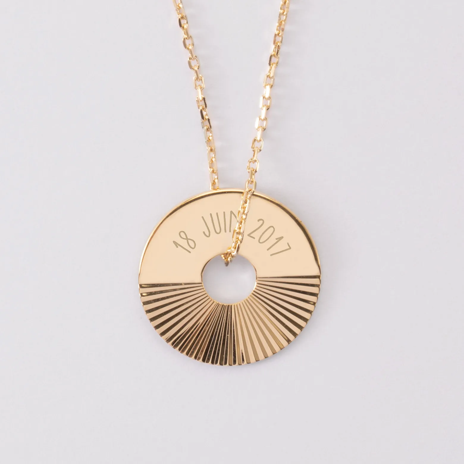 Pendentif personnalisé médaille gravée plaqué or cible soleil 20mm