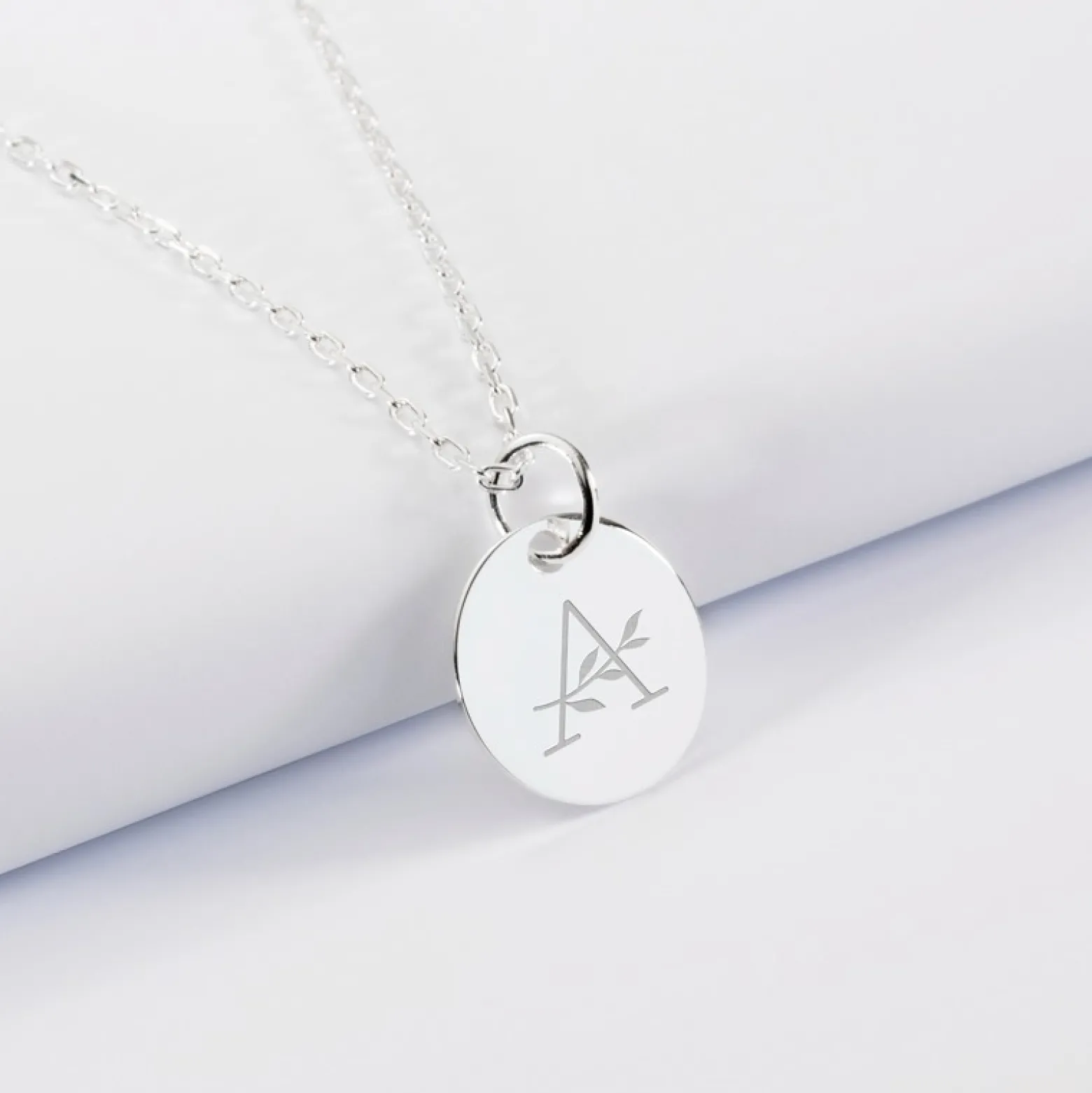 Pendentif personnalisé médaille gravée argent 15 mm - édition spéciale "Alphabet floral"