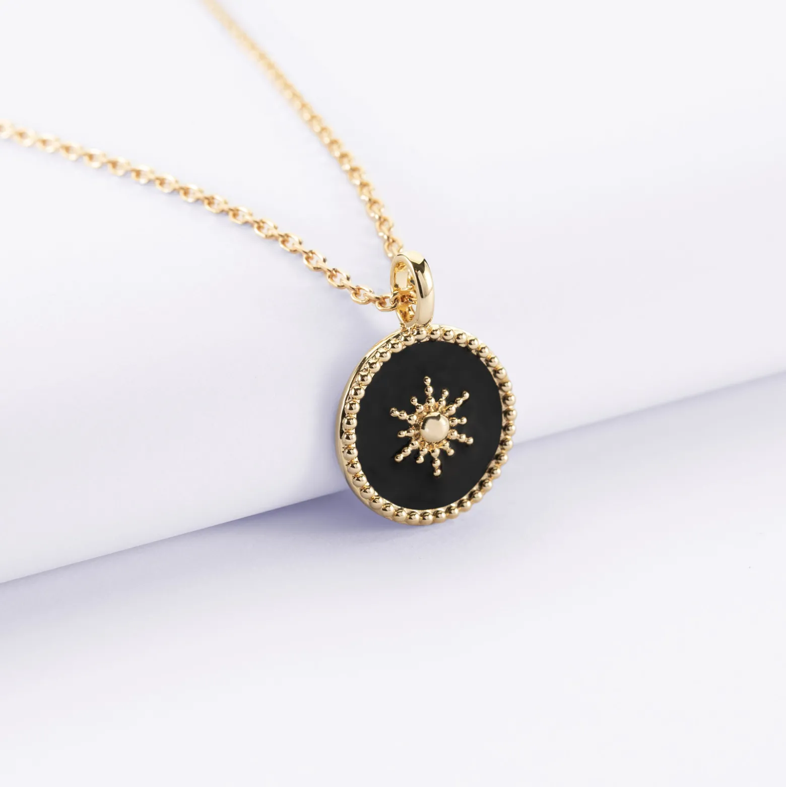 Pendentif personnalisé médaille gravée plaqué or email noir soleil 14 mm