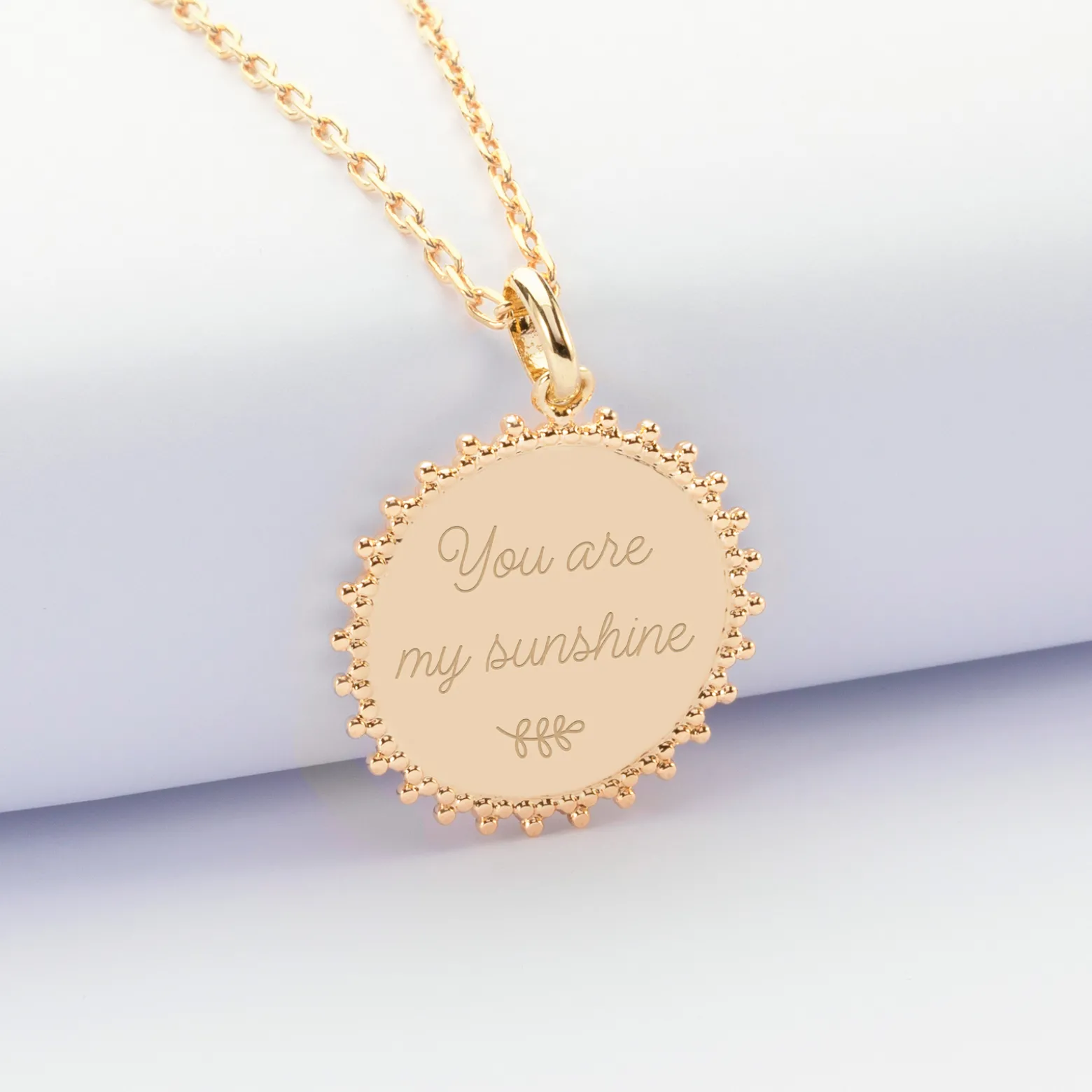 Pendentif personnalisé médaille soleil gravée plaqué or 20 mm