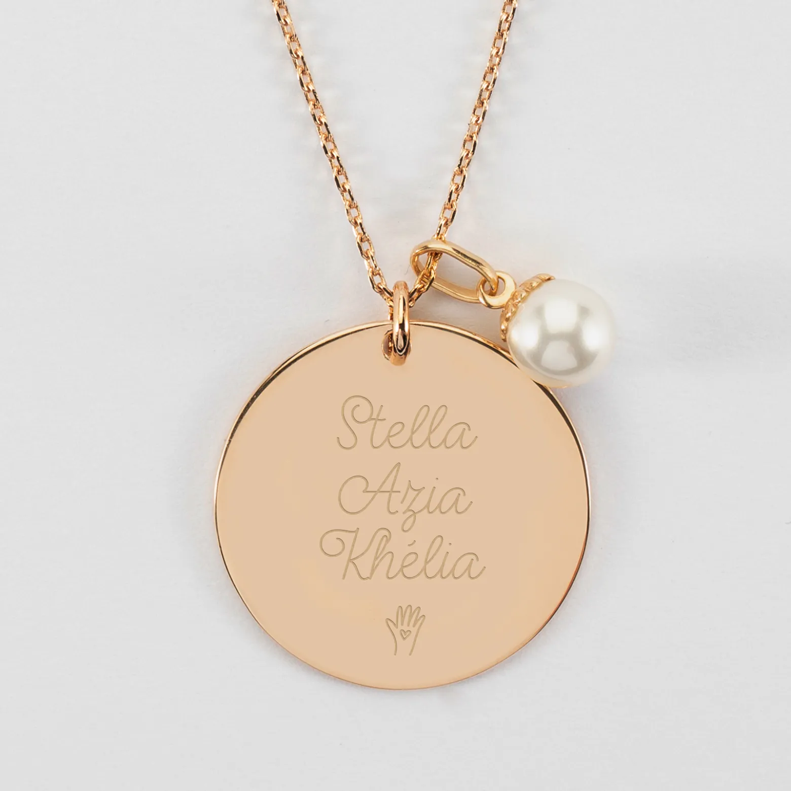 Pendentif personnalisé médaille gravée plaqué or 27 mm et breloque perle nacre 10 mm