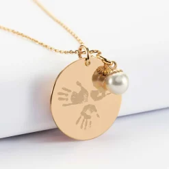 Pendentif personnalisé médaille gravée plaqué or 27 mm et breloque perle nacre 10 mm