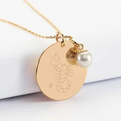 Pendentif personnalisé médaille gravée plaqué or 27 mm et breloque perle nacre 10 mm