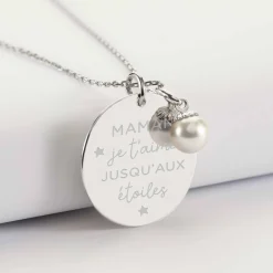 Pendentif personnalisé médaille gravée argent 27 mm et breloque perle nacre 10 mm