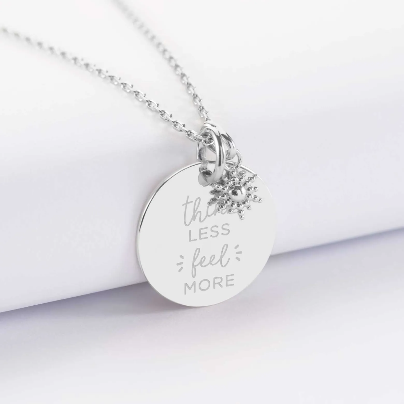 Pendentif personnalisé médaille gravée argent 19 mm et breloque étoile brillante 6 mm