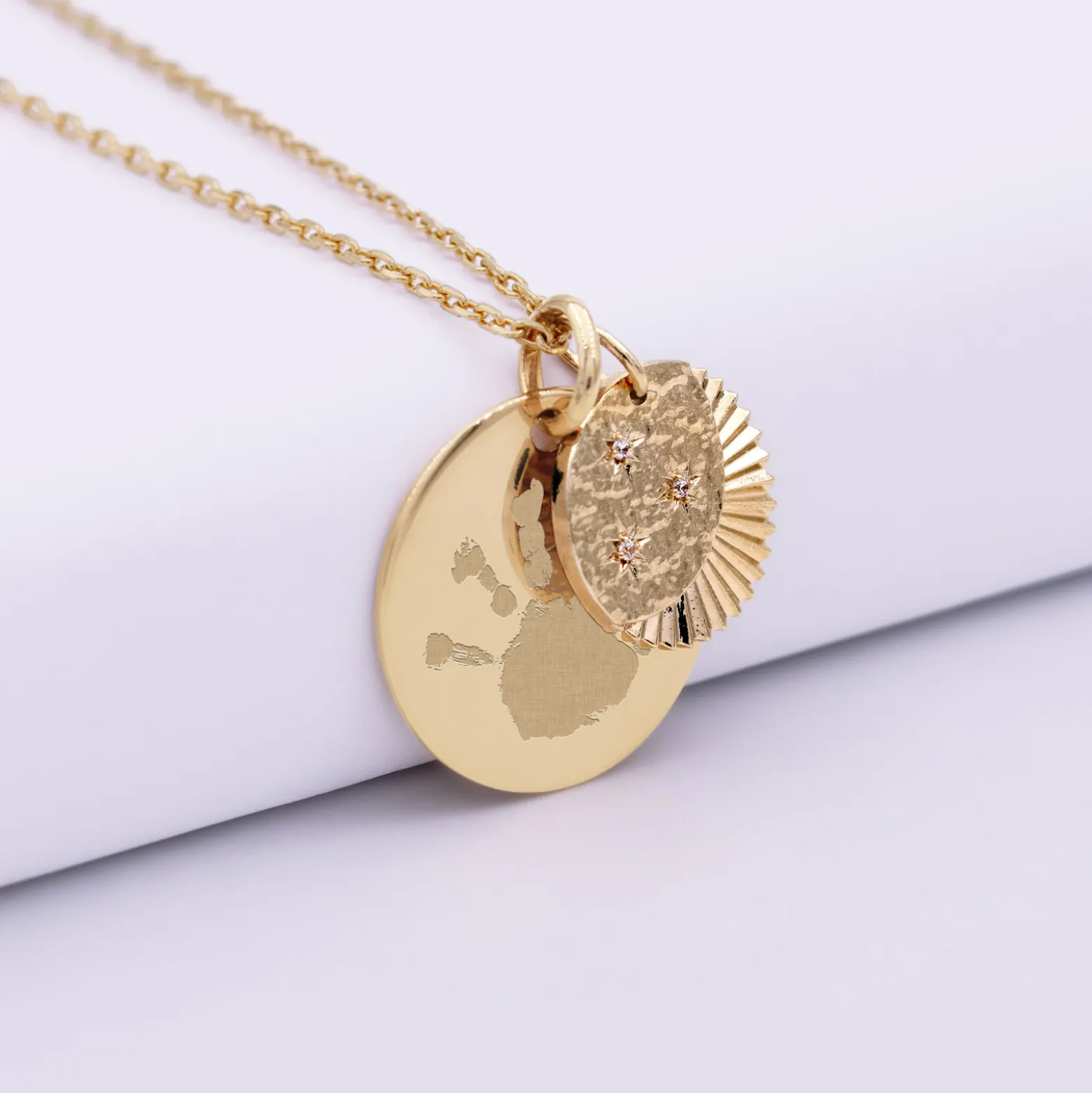 Pendentif personnalisé médaille gravée plaqué or 19 mm et breloque Lune trio zircons 14 mm