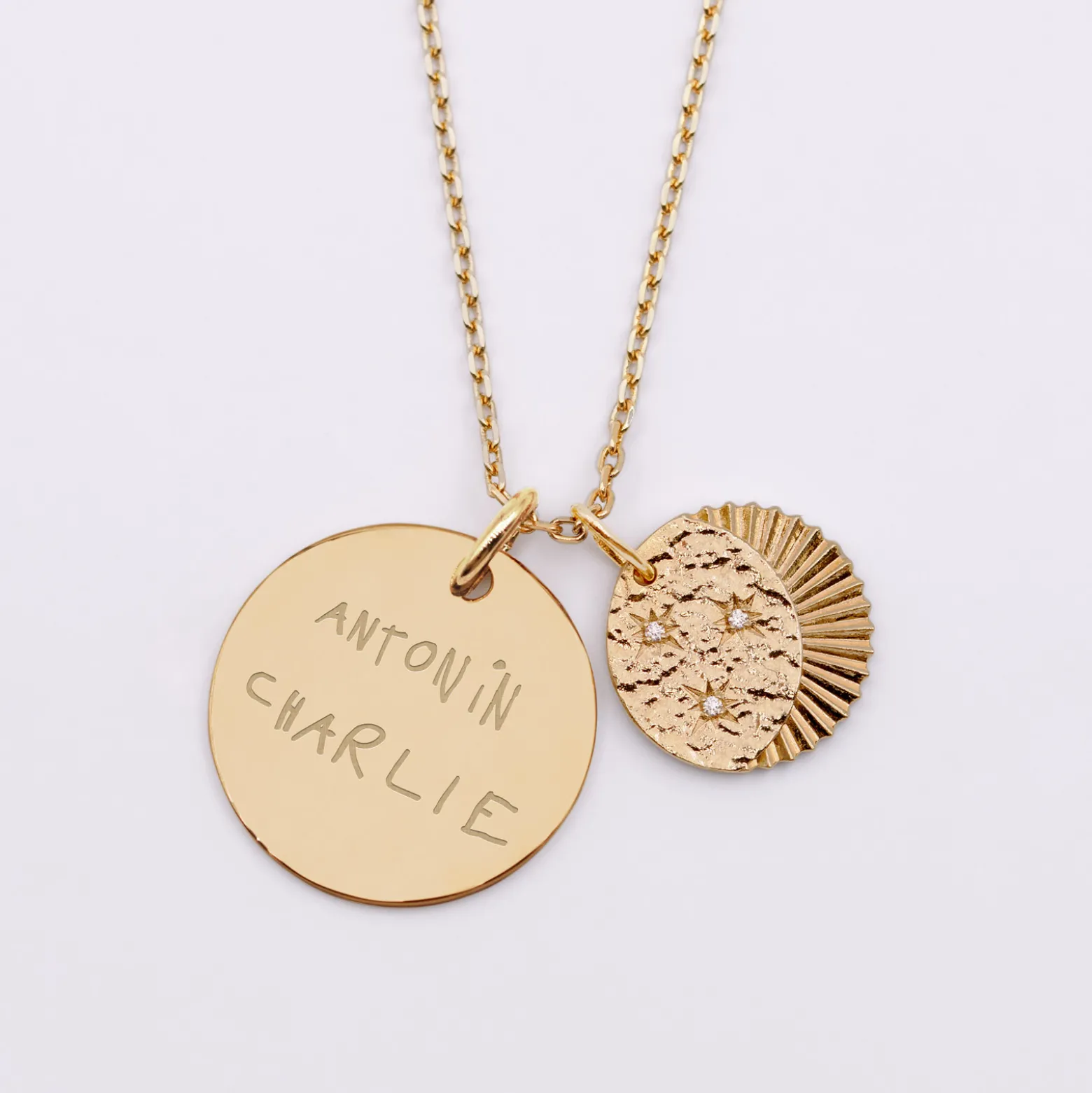 Pendentif personnalisé médaille gravée plaqué or 19 mm et breloque Lune trio zircons 14 mm