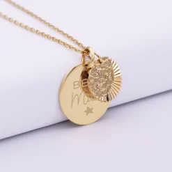 Pendentif personnalisé médaille gravée plaqué or 19 mm et breloque Lune trio zircons 14 mm