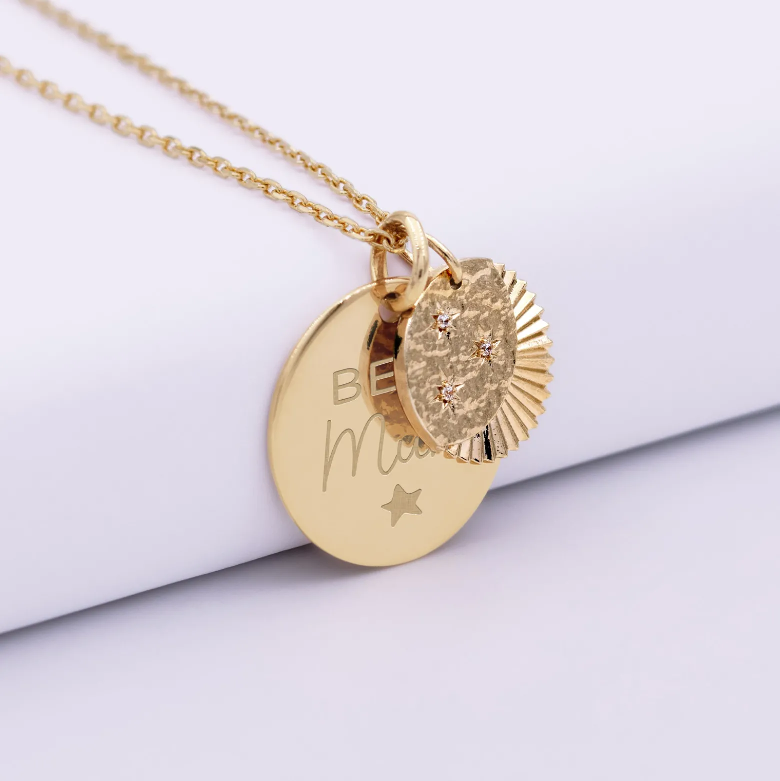 Pendentif personnalisé médaille gravée plaqué or 19 mm et breloque Lune trio zircons 14 mm