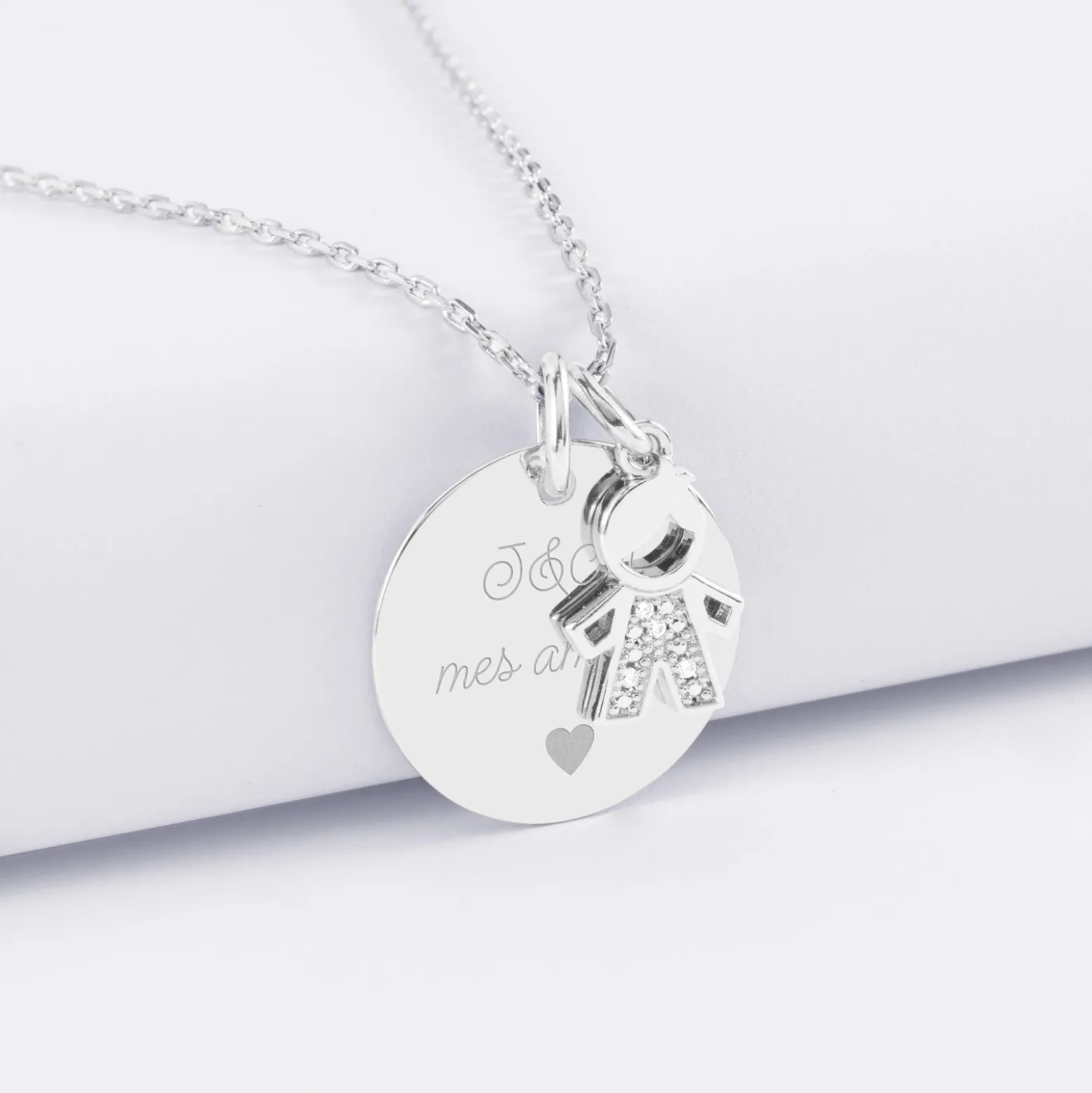Pendentif personnalisé médaille gravée argent 19 mm et breloque petit garçon scintillant 12 mm