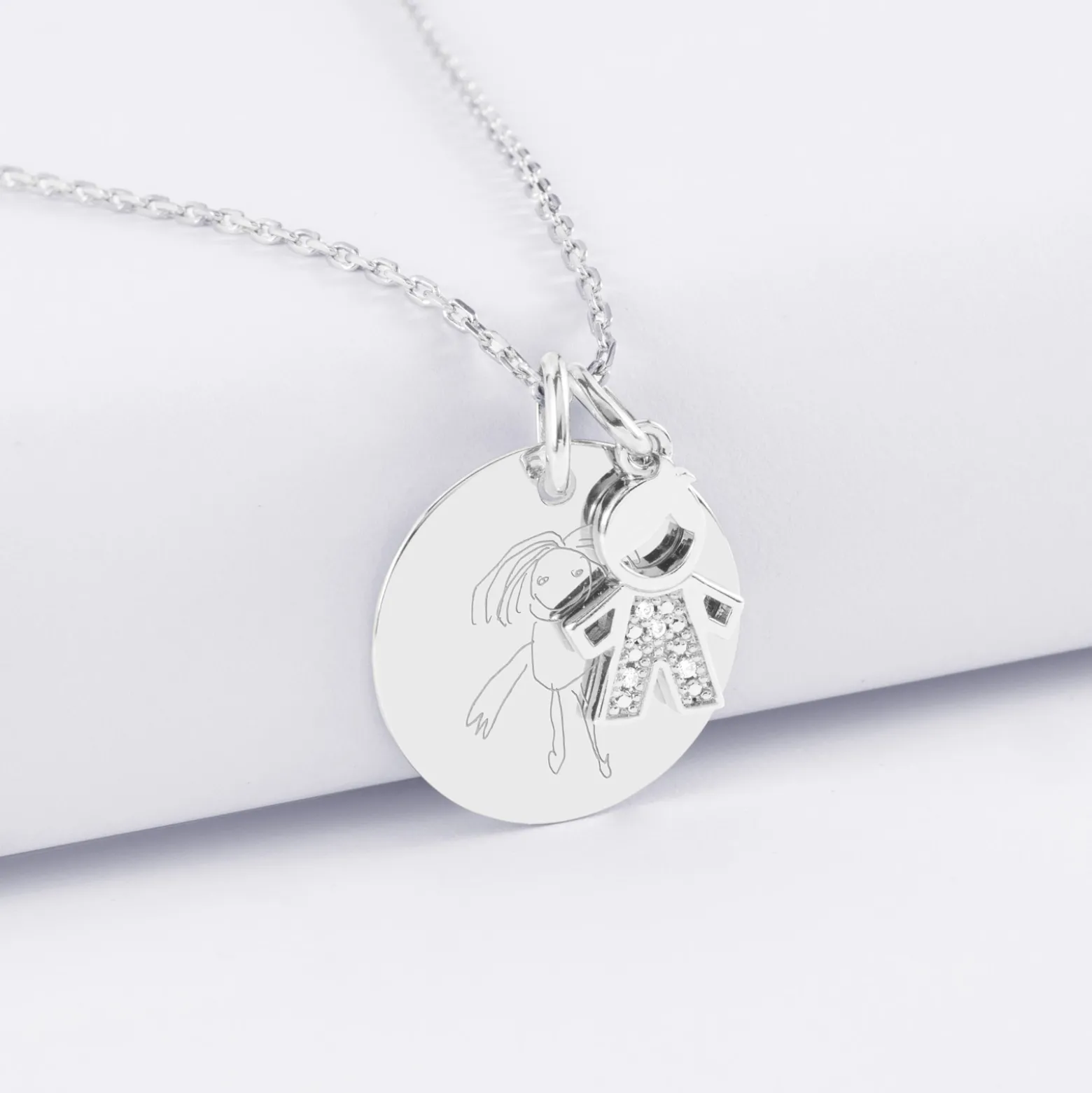 Pendentif personnalisé médaille gravée argent 19 mm et breloque petit garçon scintillant 12 mm