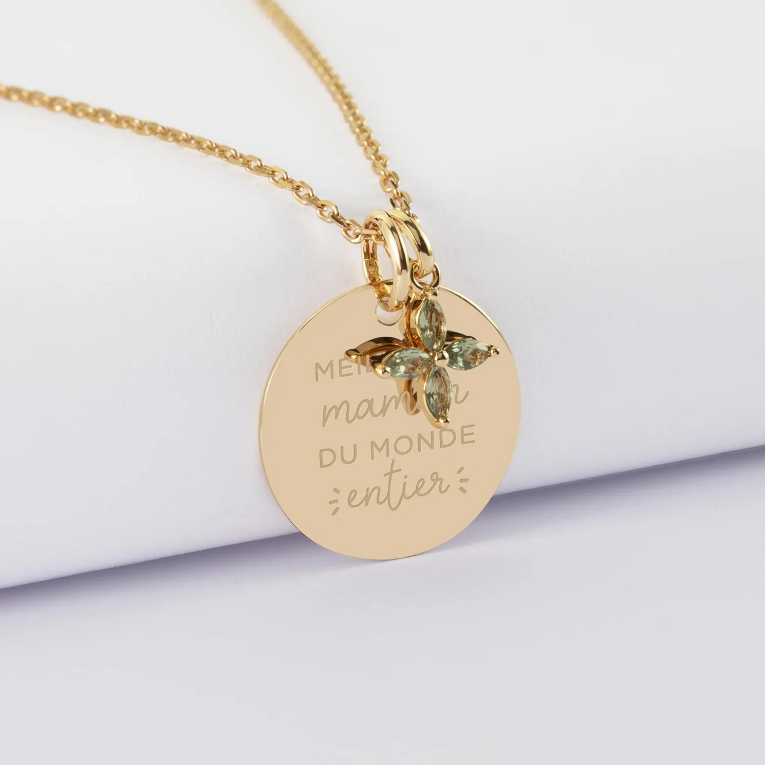 Pendentif personnalisé médaille gravée plaqué or 19 mm et breloque fleur pétales zircons 10 mm