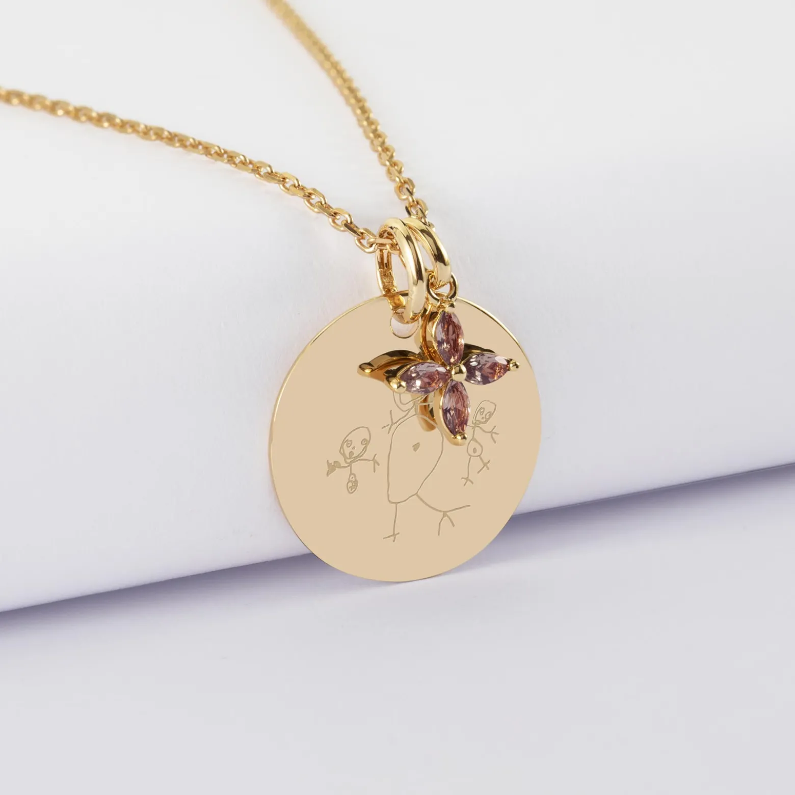 Pendentif personnalisé médaille gravée plaqué or 19 mm et breloque fleur pétales zircons 10 mm