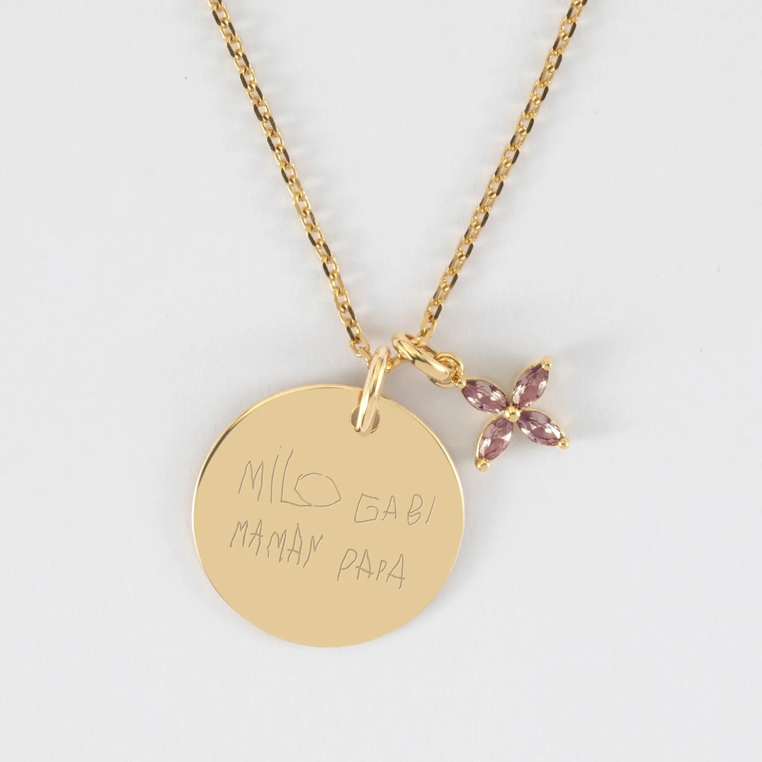 Pendentif personnalisé médaille gravée plaqué or 19 mm et breloque fleur pétales zircons 10 mm