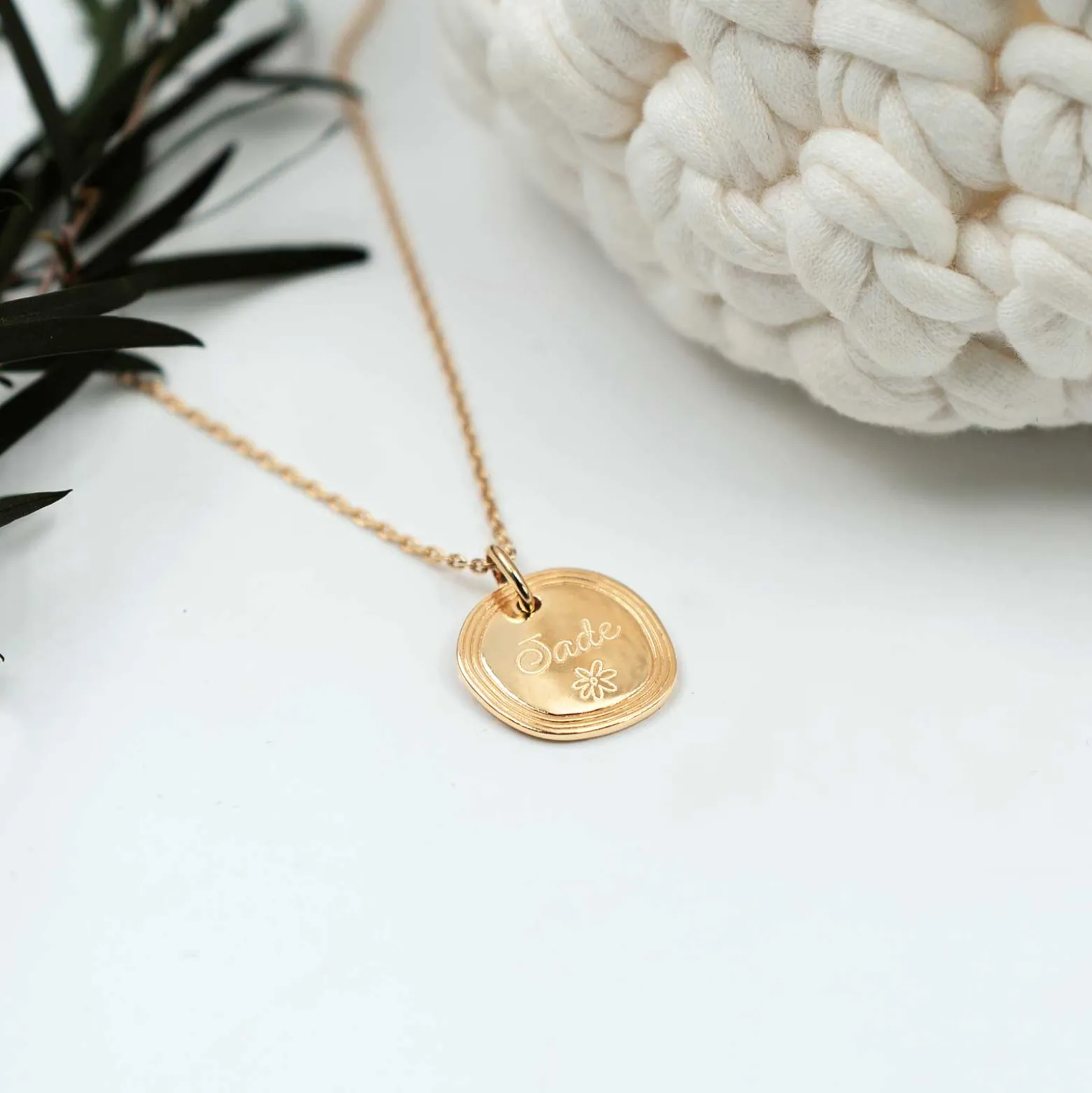 Pendentif personnalisé médaille contour strié gravée plaqué or 17 mm