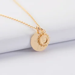 Pendentif personnalisé médaille gravée plaqué or 15 mm et breloque soleil 10 mm
