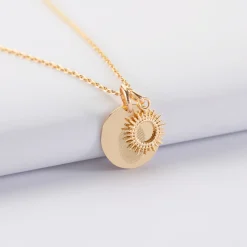 Pendentif personnalisé médaille gravée plaqué or 15 mm et breloque soleil 10 mm