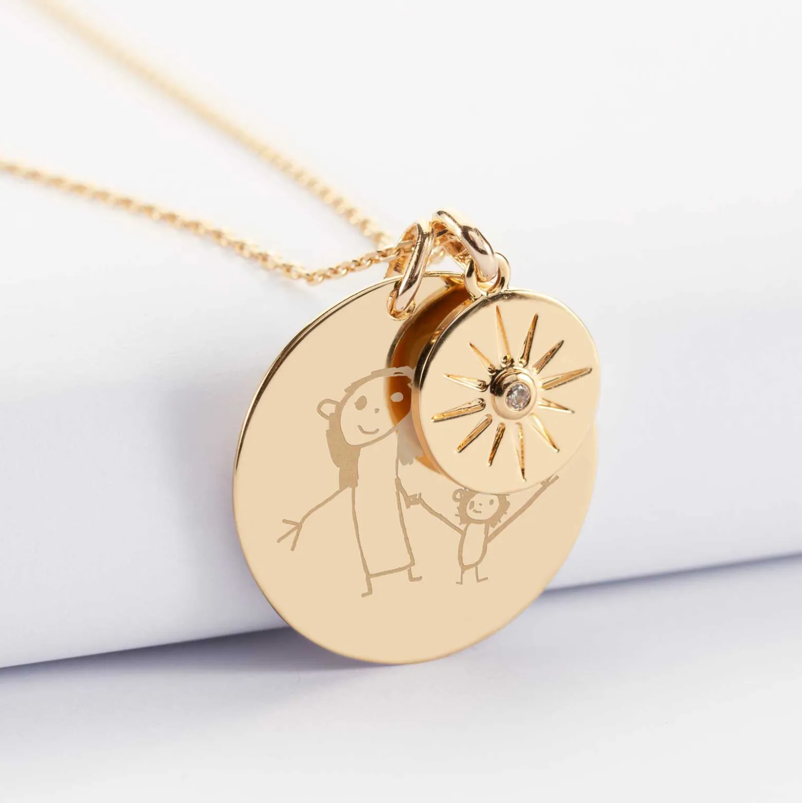 Pendentif personnalisé médaille gravée plaqué or 27 mm et breloque soleil scintillant 14 mm